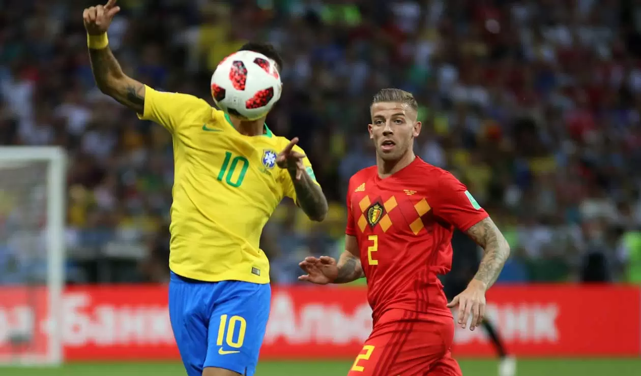 Neymar defiende el balón ante el defensa belga Jan Vertonghen