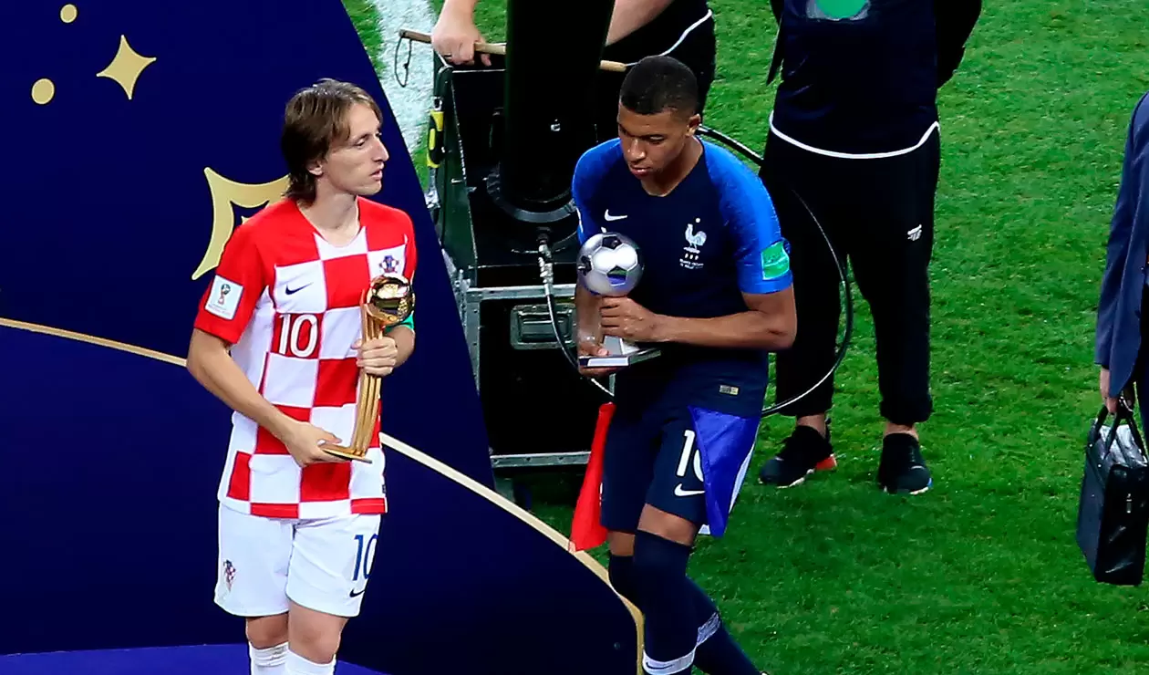 Kyllian M'bappe recoge su trofeo como mejor jugador joven del Mundial de Rusia 2018
