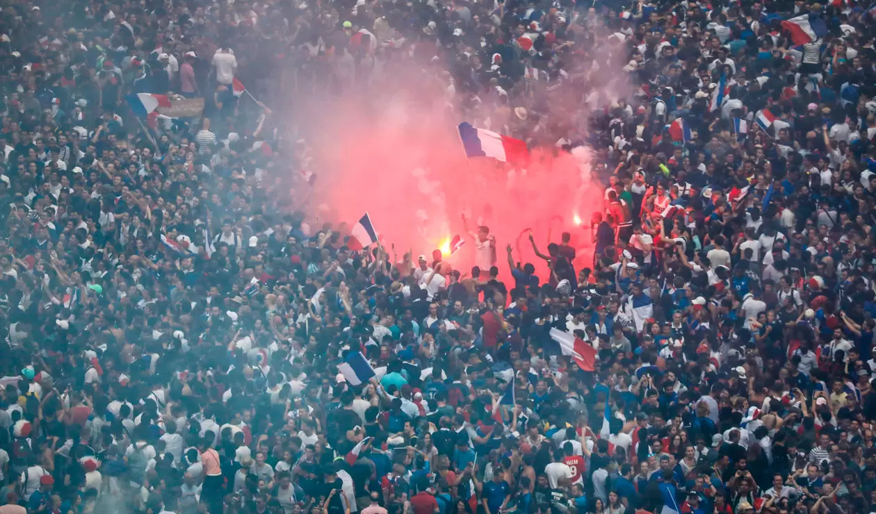 Las calles de París celebran el título de Francia en el Mundial de Rusia 2018