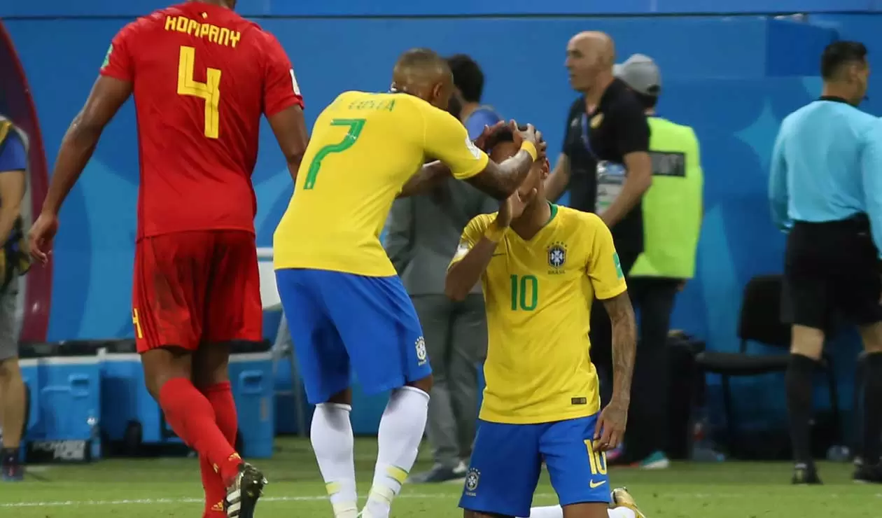 Neymar es consolado por un compañero tras la eliminación de Brasil a manos de Bélgica