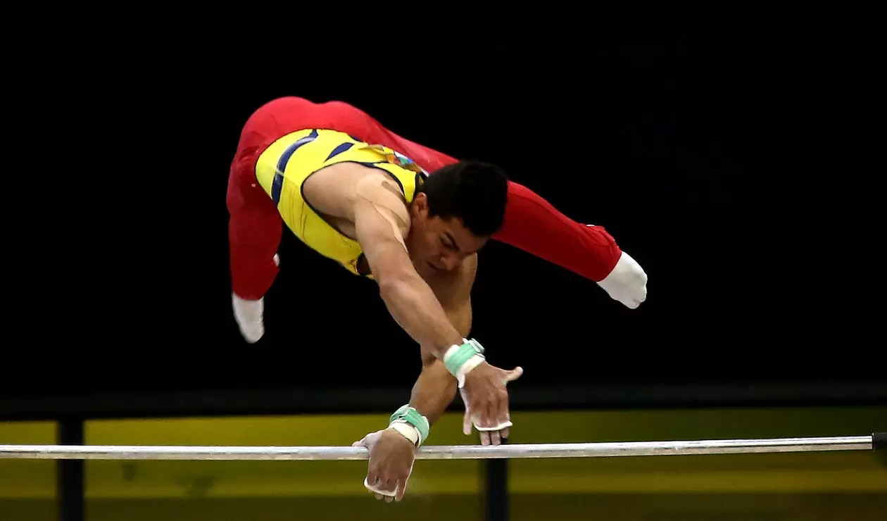 Un deportista colombiano en la prueba de gimnasia artística masculina de los Juegos Centroamericanos y del Caribe Barranquilla 2018