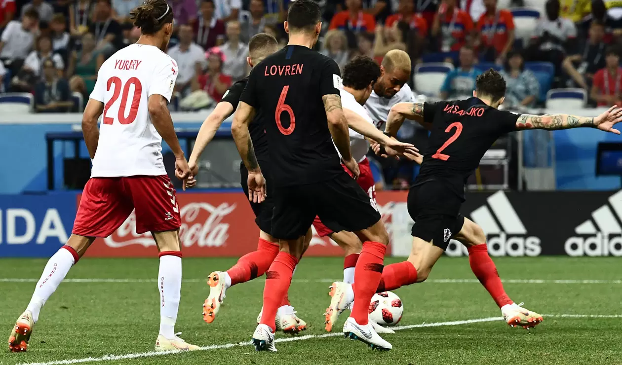 Dinamarca celebra el gol ante Croacia anotado por Mathias Joergensen