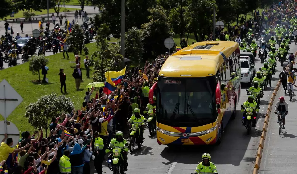 El bus de la Selección Colombia por las calles de Bogotá