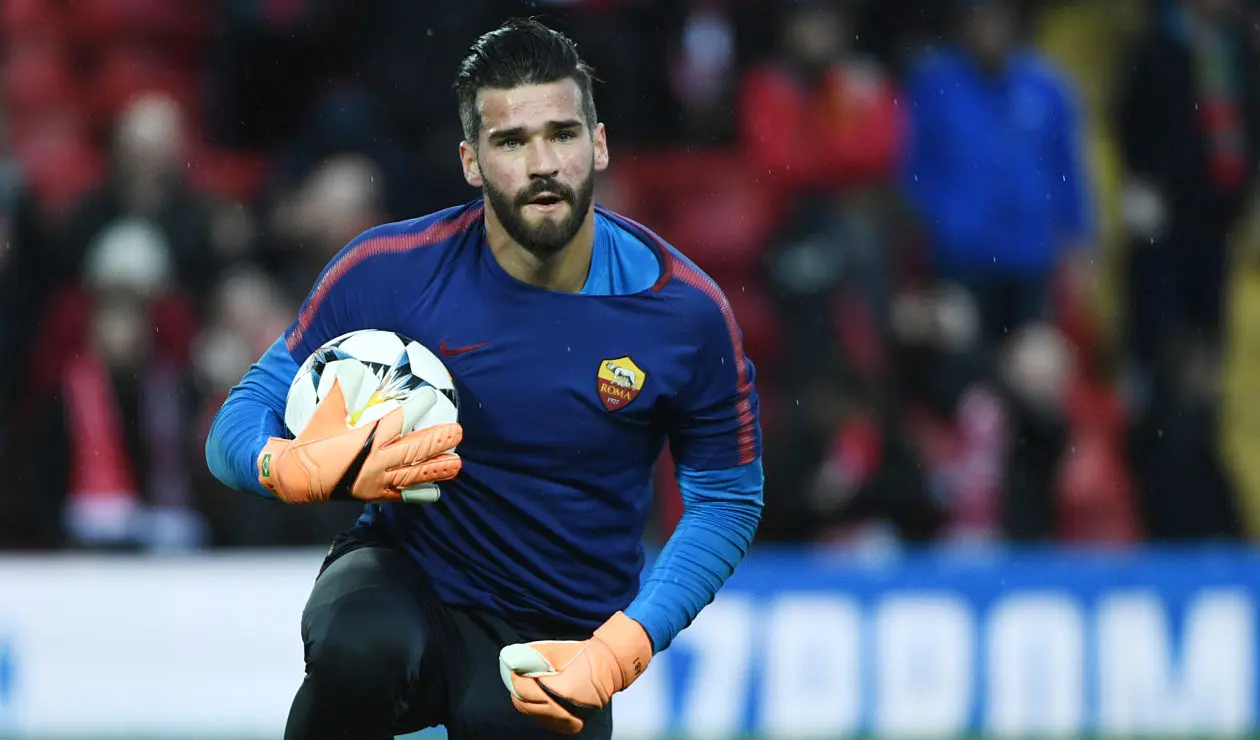 Alisson portando los colores de la Roma en la semifinal de la UCL ante Liverpool en 2018