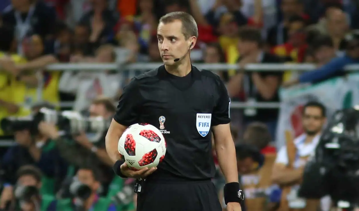 El árbitro Mark Geiger durante el partido Colombia-Inglaterra