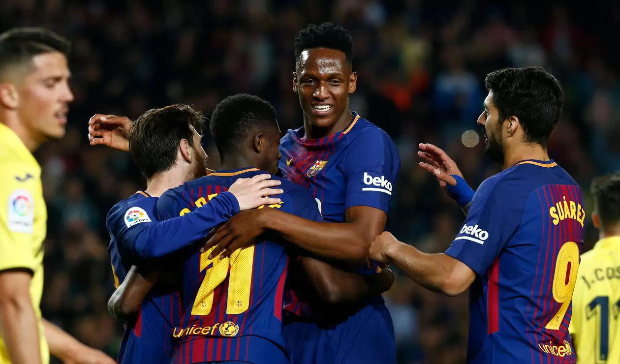 Yerry Mina celebrando un gol del Barcelona junto a Luis Suárez, Dembelé y Messi