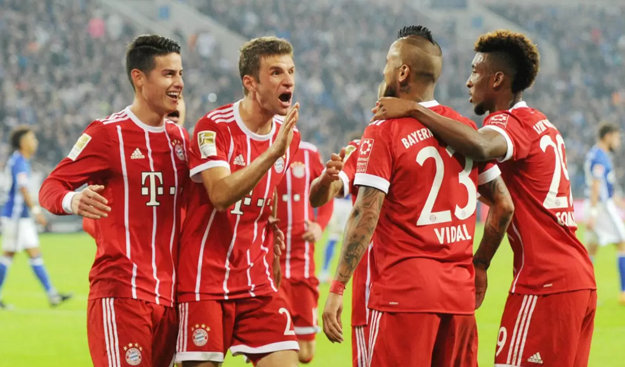 James y compañeros del Bayern Múnich celebrando un gol