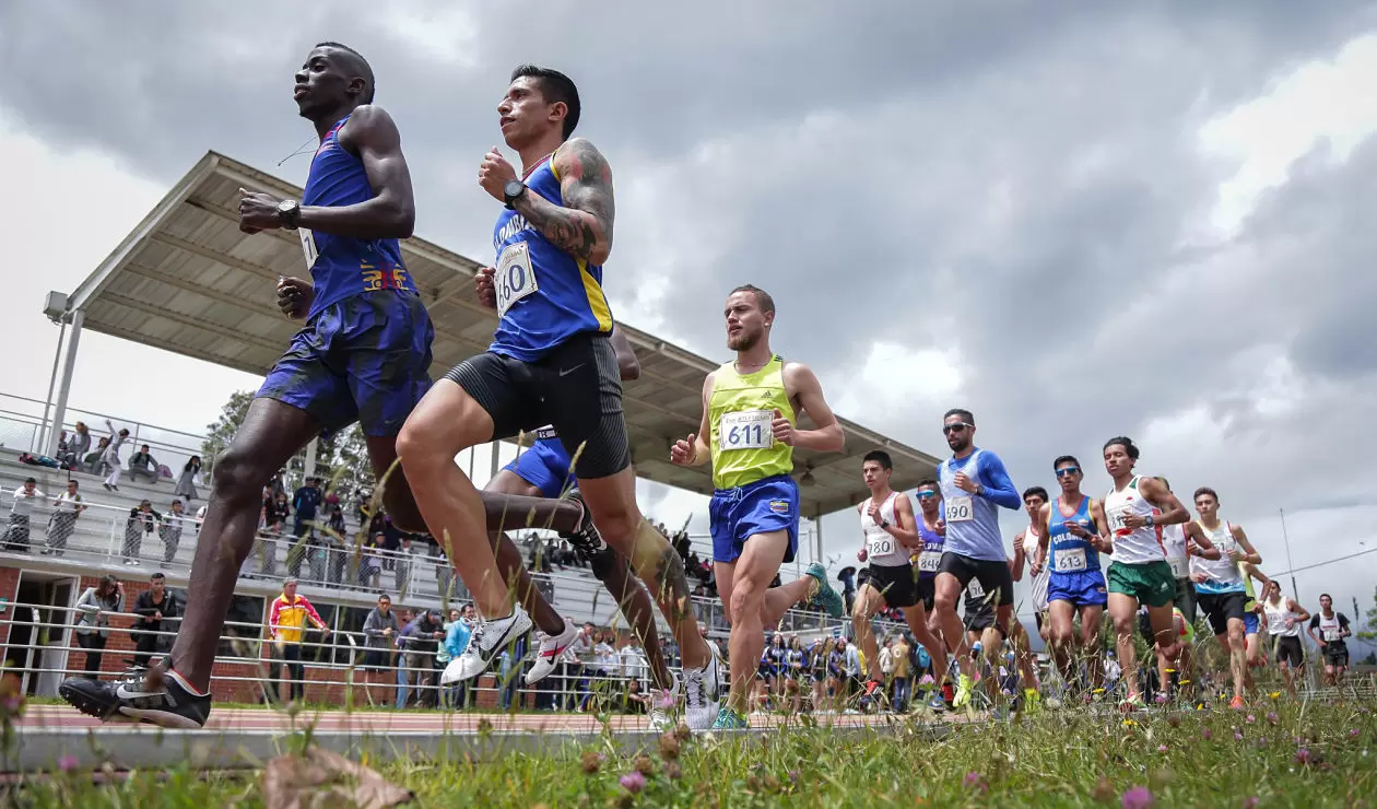Atletas en pista en el recibimiento del fuego de los Juegos Centroamericanos