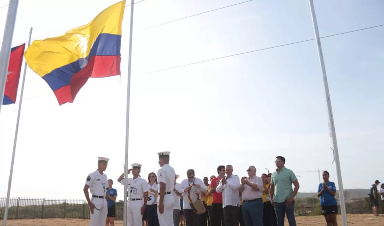Delegación colombiana izando bandera