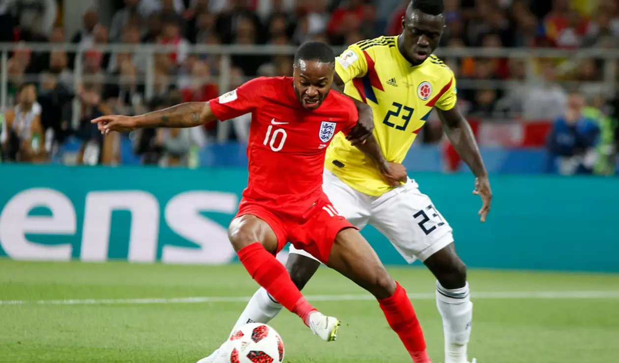 Raheem Sterling y Dávinson Sánchez en el partido entre Colombia e Inglaterra en Rusia 2018