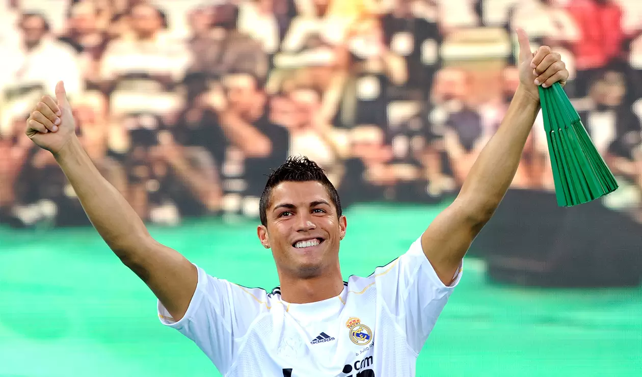 Cristiano Ronaldo el 6 de julio de 2009, cuando fue presentado en el Estadio Santiago Bernabéu como nuevo jugador del Real Madrid