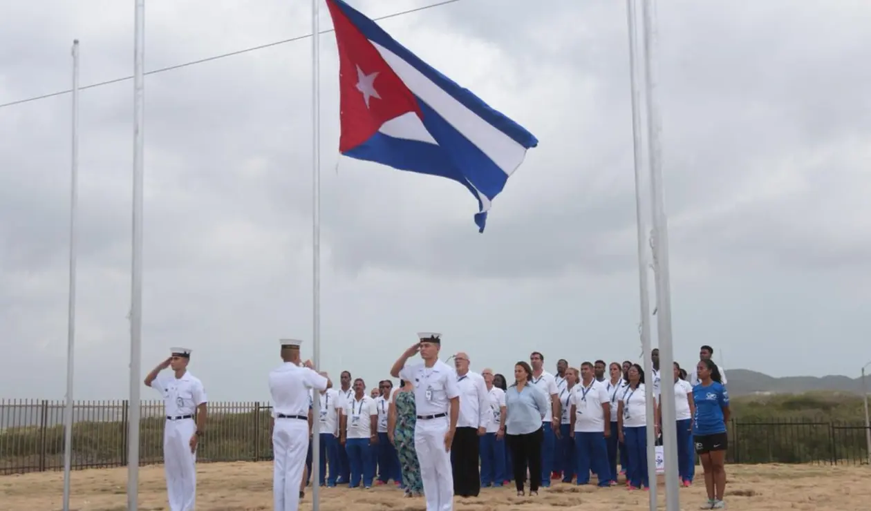 Deportistas de Cuba izando bandera