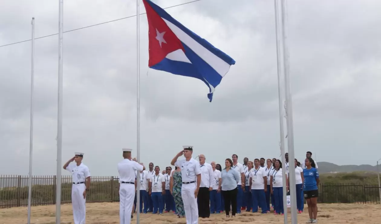 Deportistas de Cuba izando bandera
