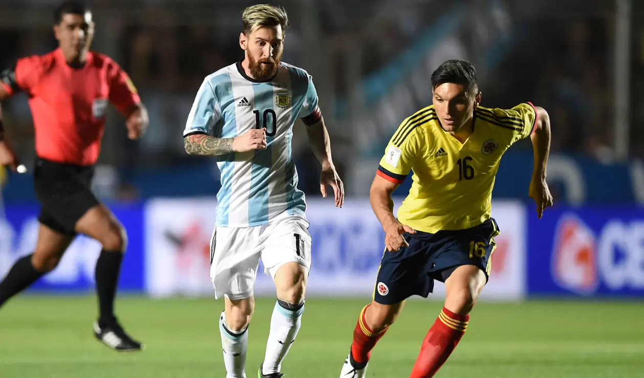 Daniel Torres va a la disputa por una pelota con Messi en juego eliminatorio de Rusia 2018 en noviembre de 2016