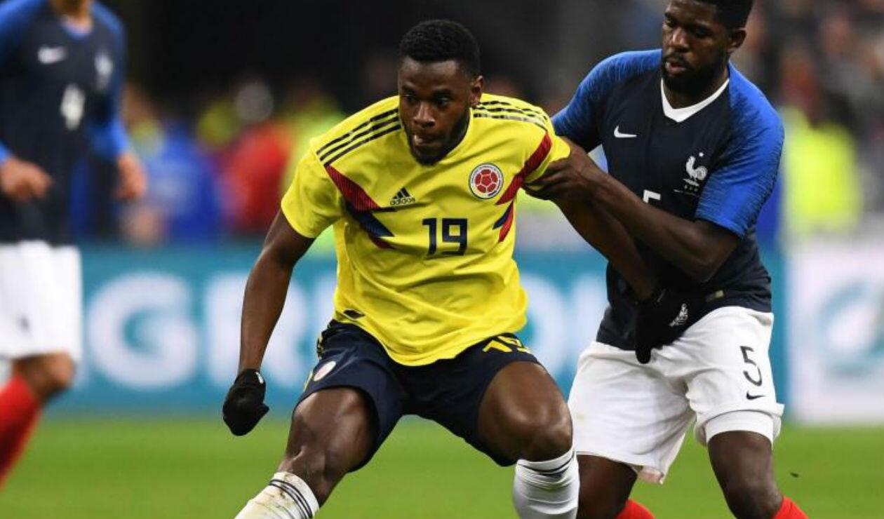 Duván Zapata jugando con la Selección Colombia