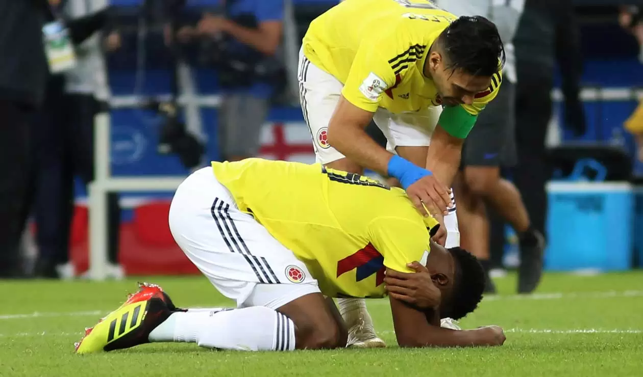 Falcao consolando a Johan Mojica tras la eliminación de Colombia en el Mundial