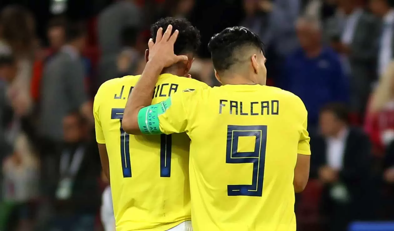 Falcao consolando a Johan Mojica tras la eliminación de Colombia en el Mundial