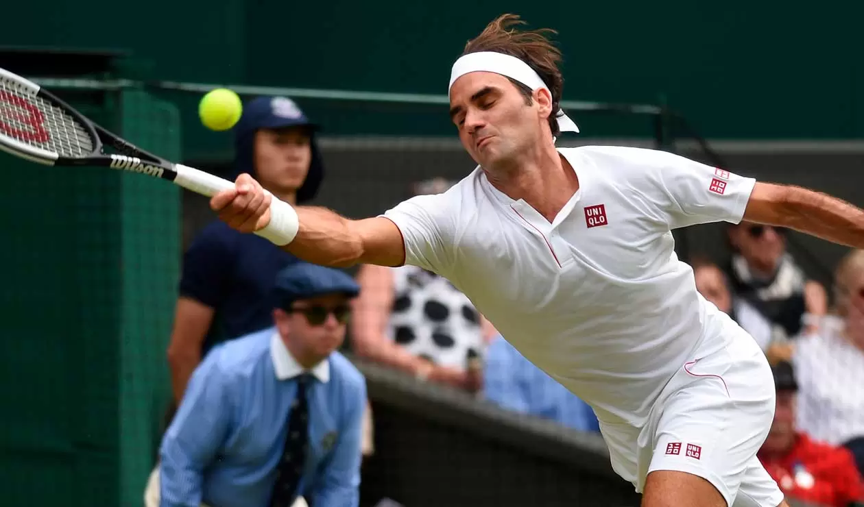 Roger Federer en un jugada ante el esloveno Lukas Kacko por la segunda ronda de Wimbledon