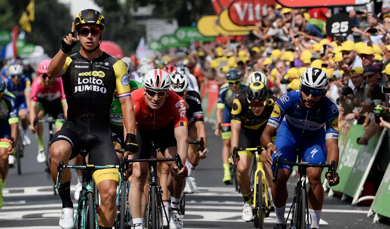 Fernando Gaviria y André Greipel cruzando la meta en la octava etapa del Tour de Francia
