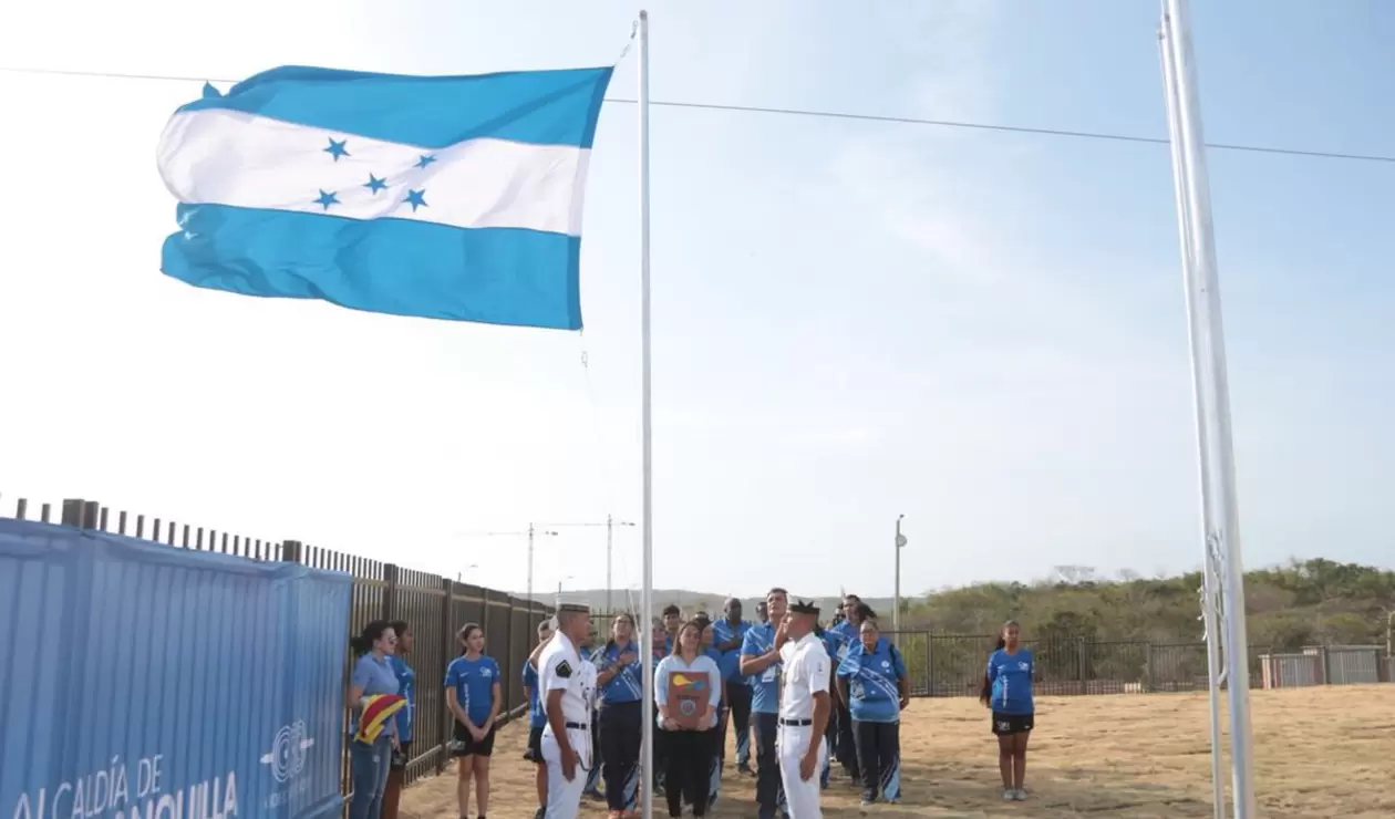 Bandera de Honduras izada durante presentación