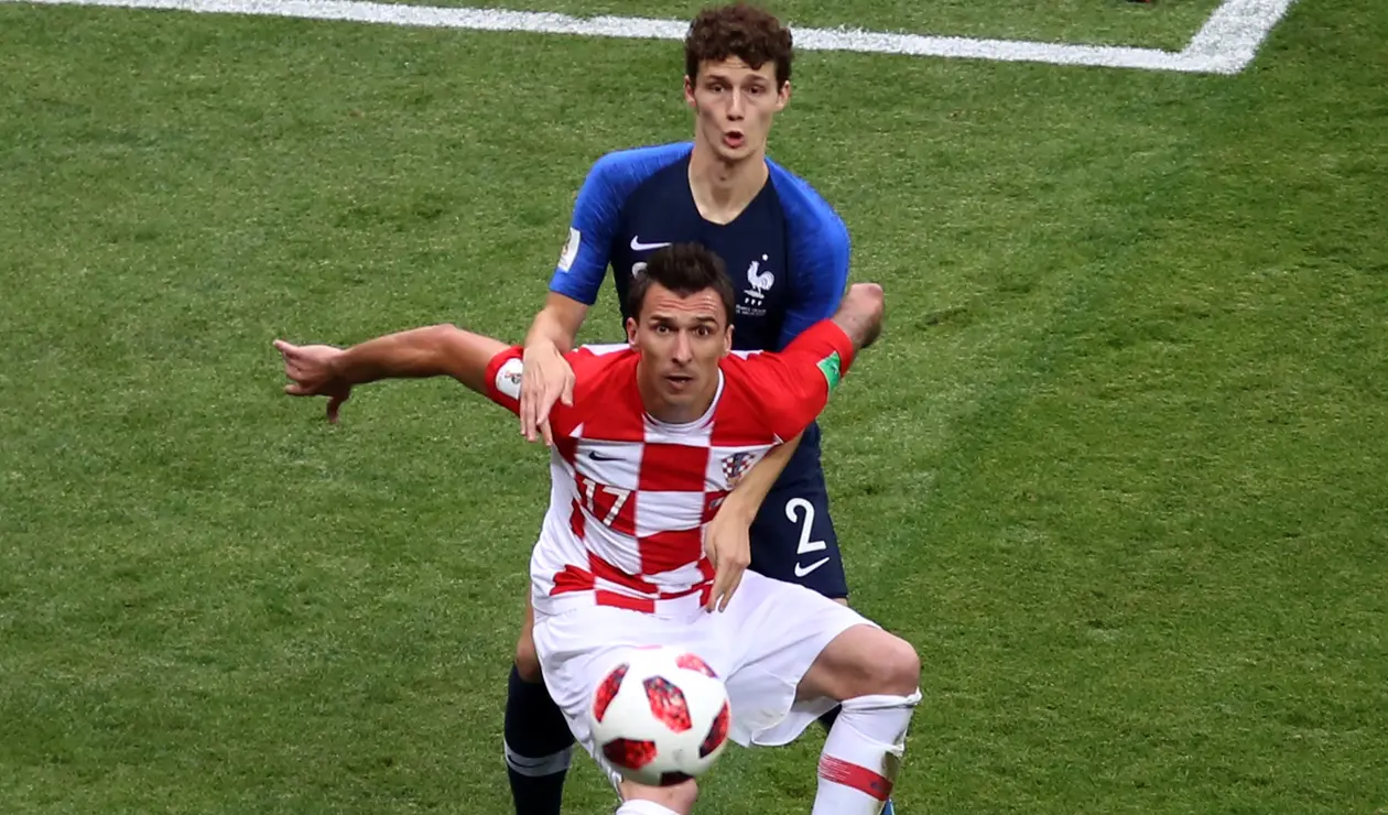 Mario Mandžukić aguantando la pelota en la final