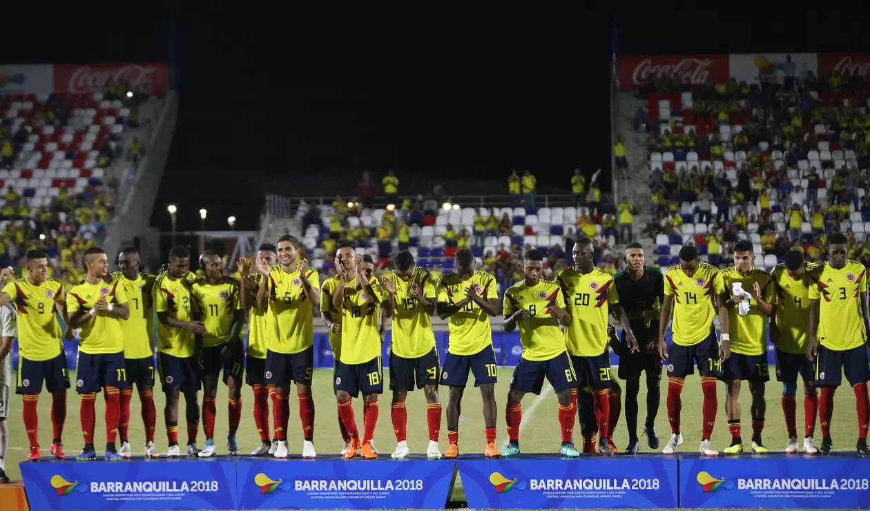 Selección Colombia de fútbol recibiendo la medalla de oro