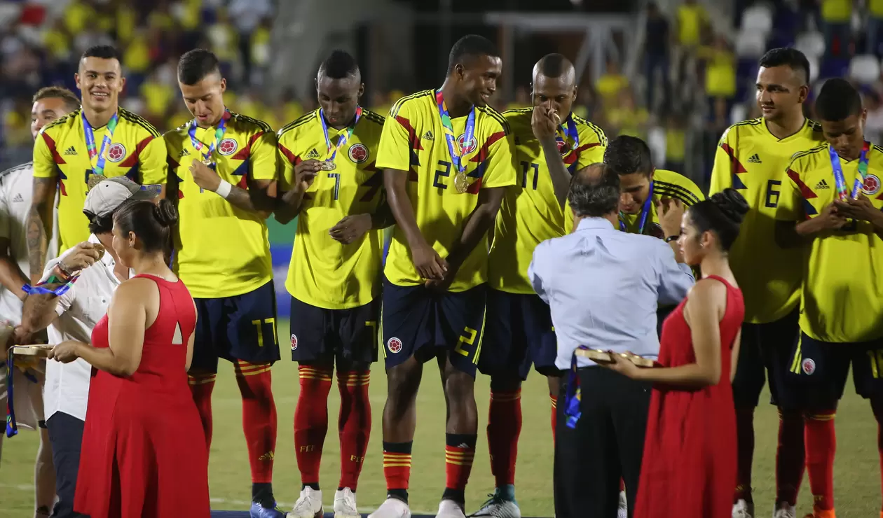 Colombia en la premiación de la final de fútbol