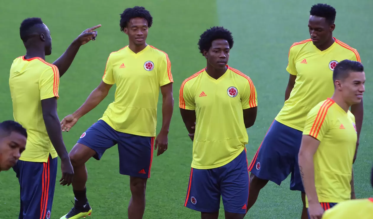 Jugadores de la Selección Colombia realizando estiramientos
