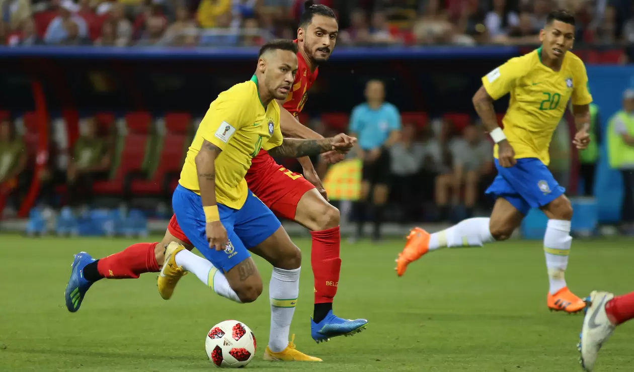 Neymar y Chadli disputando el partido de cuartos de final del Mundial de Rusia.