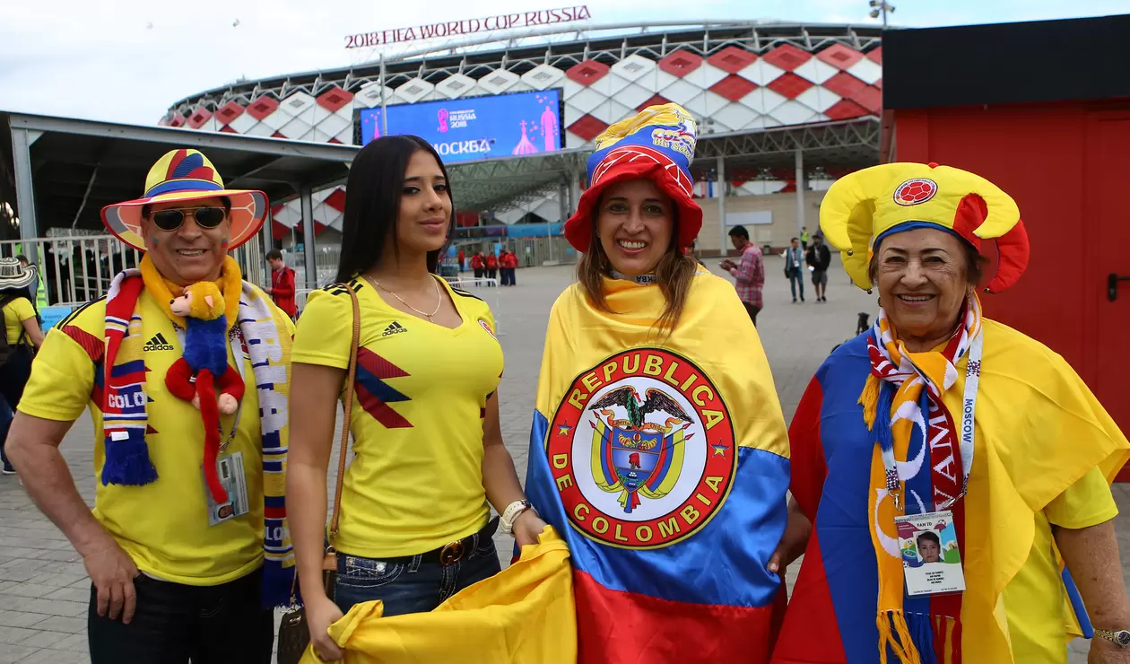 Hinchas colombianos a las afueras del estadio Spartak. 