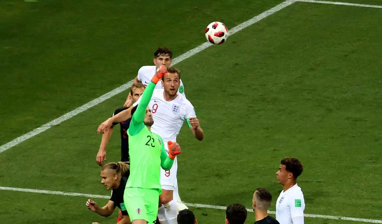 Danijel Subasic rechaza un balón ante la presión de Inglaterra
