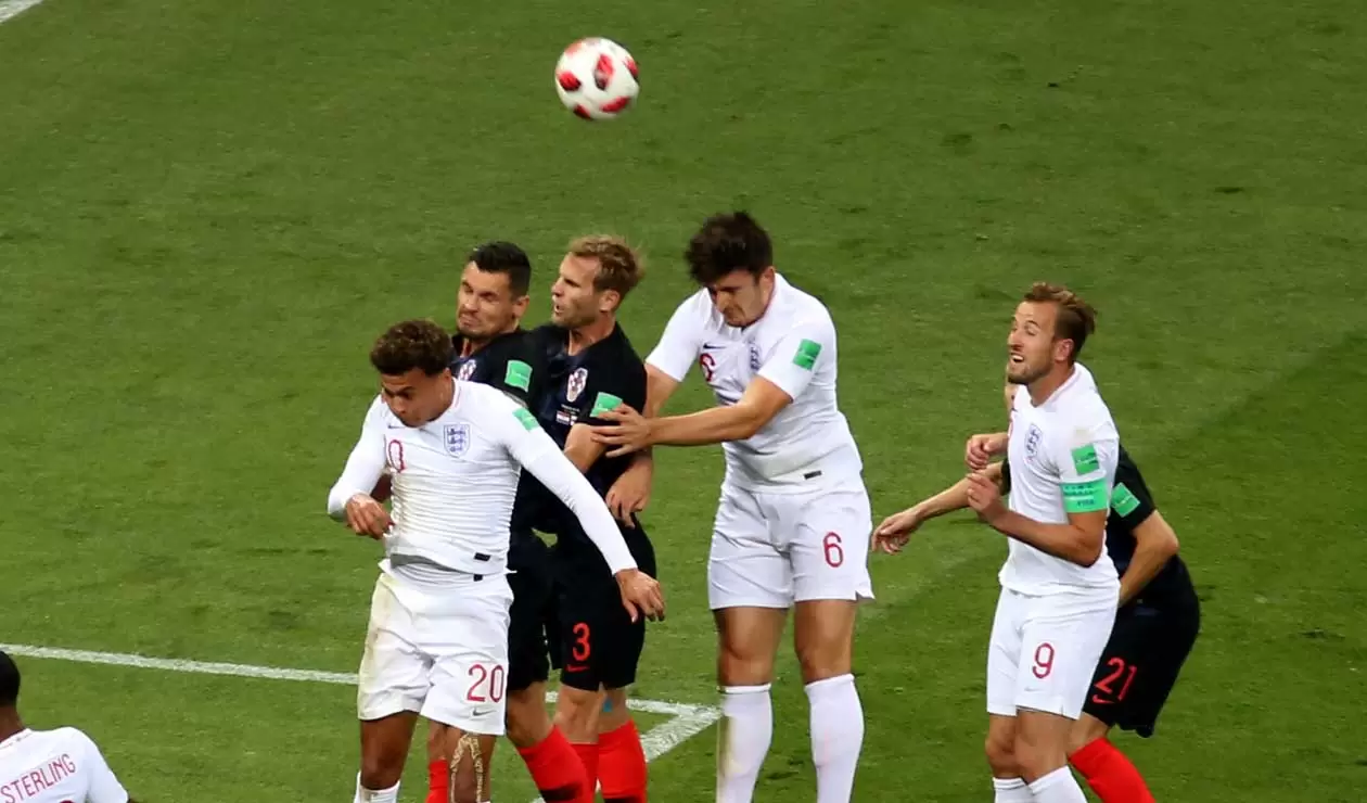 Los jugadores de Inglaterra en un tiro de esquina ante Croacia 