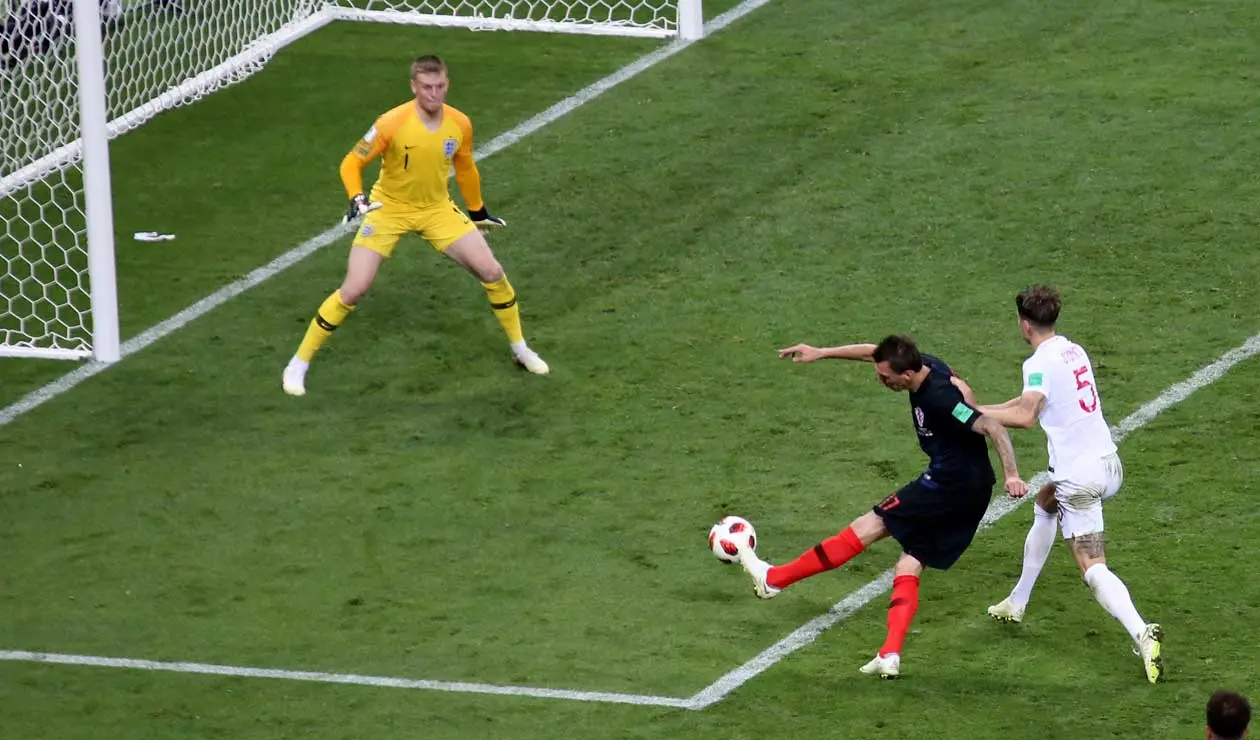 Mario Madnzukic frente al arco de Jordan Pickford para anotar el gol de la victoria 2-1 