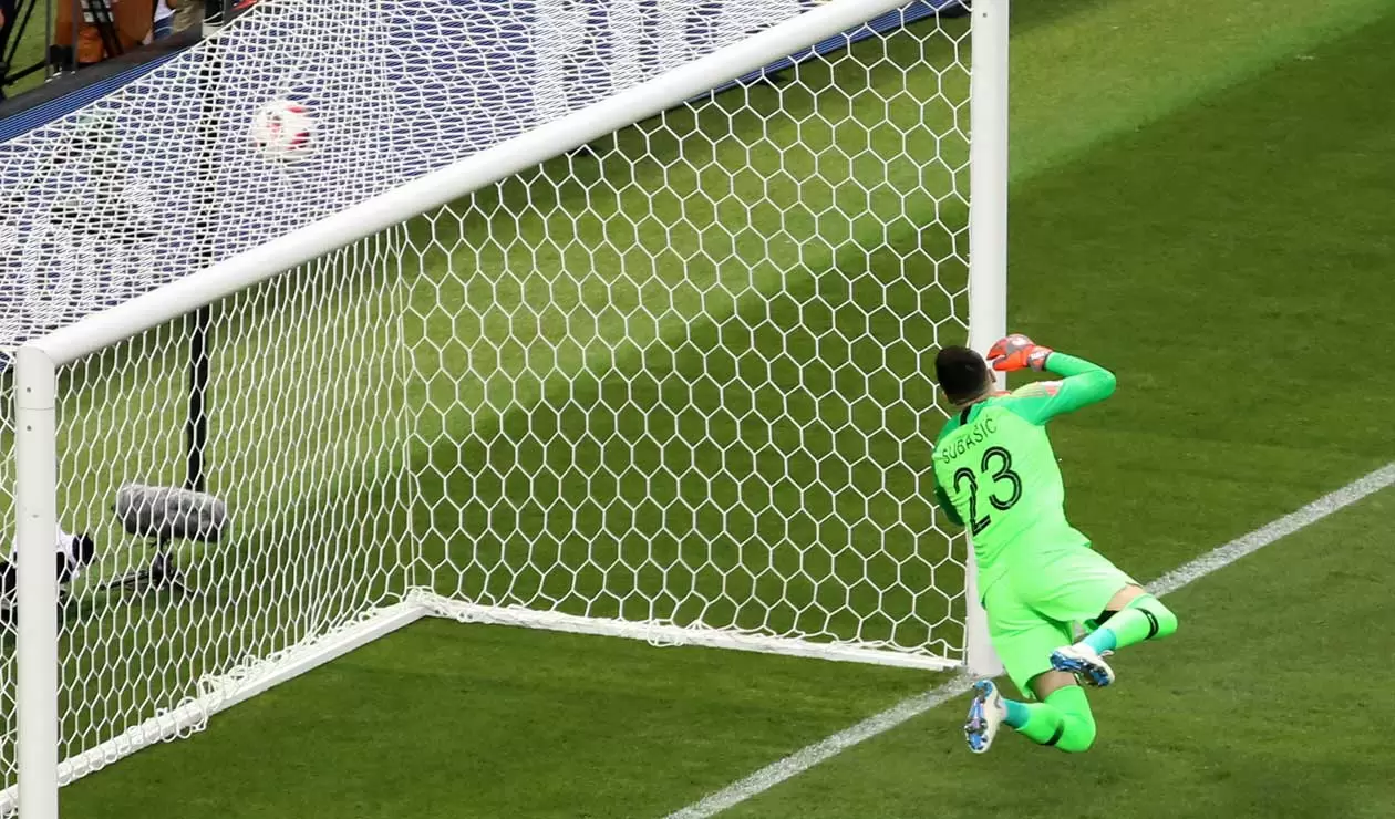 El arquero Danijel Subasic durante el gol de Danijel Subasic en el partido Inglaterra-Croacia