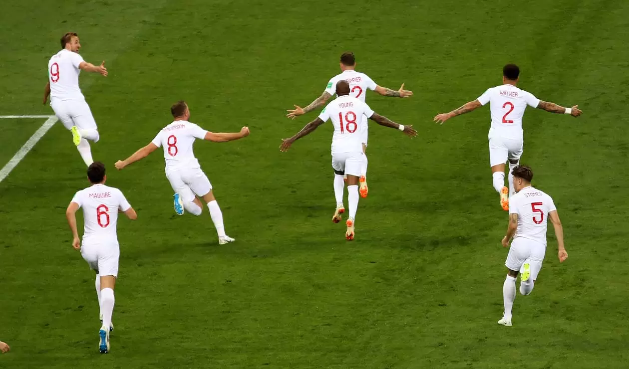 Los jugadores de Inglaterra celebran el gol de  Kieran Trippier
