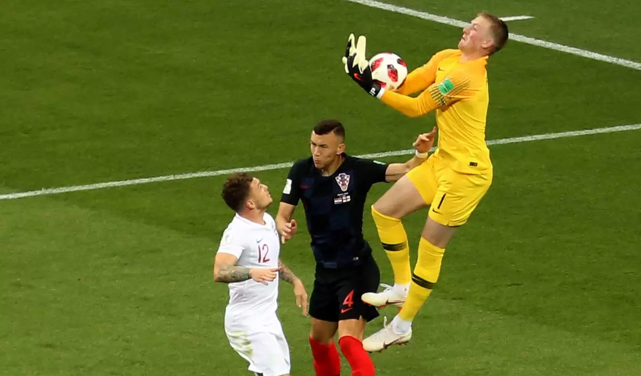 Jordan Pickford defiende un balón ante la presión de los jugadores de Croacia 