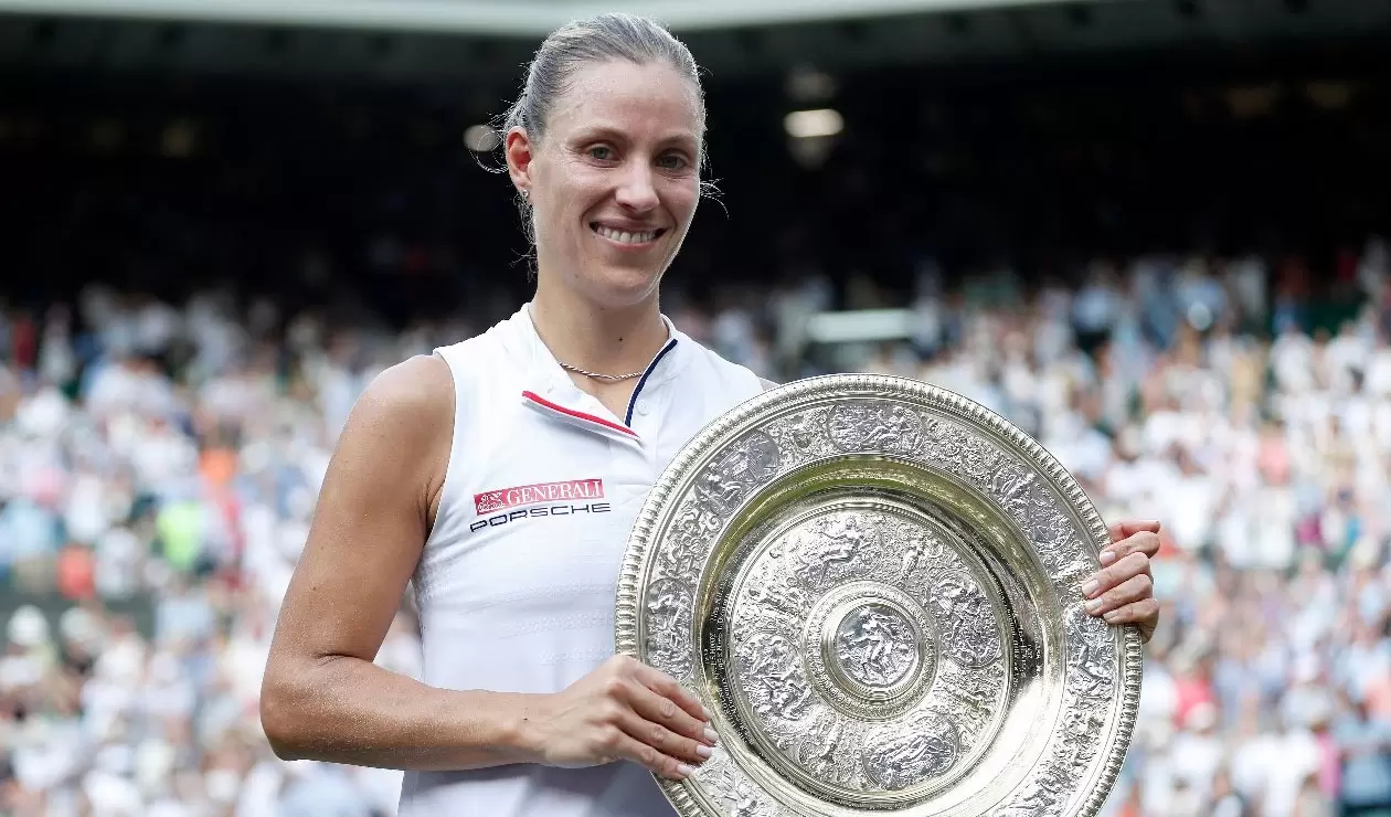 Angelique Kerber posa con su trofeo tras ganar Wimbledon 2018