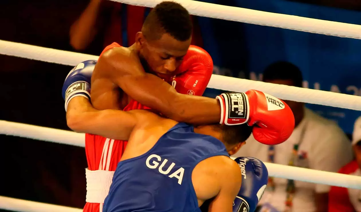 Dos pugilistas durante un combate en el inicio del boxeo en los Juegos Centroamericanos y del Caribe Barranquilla 2018