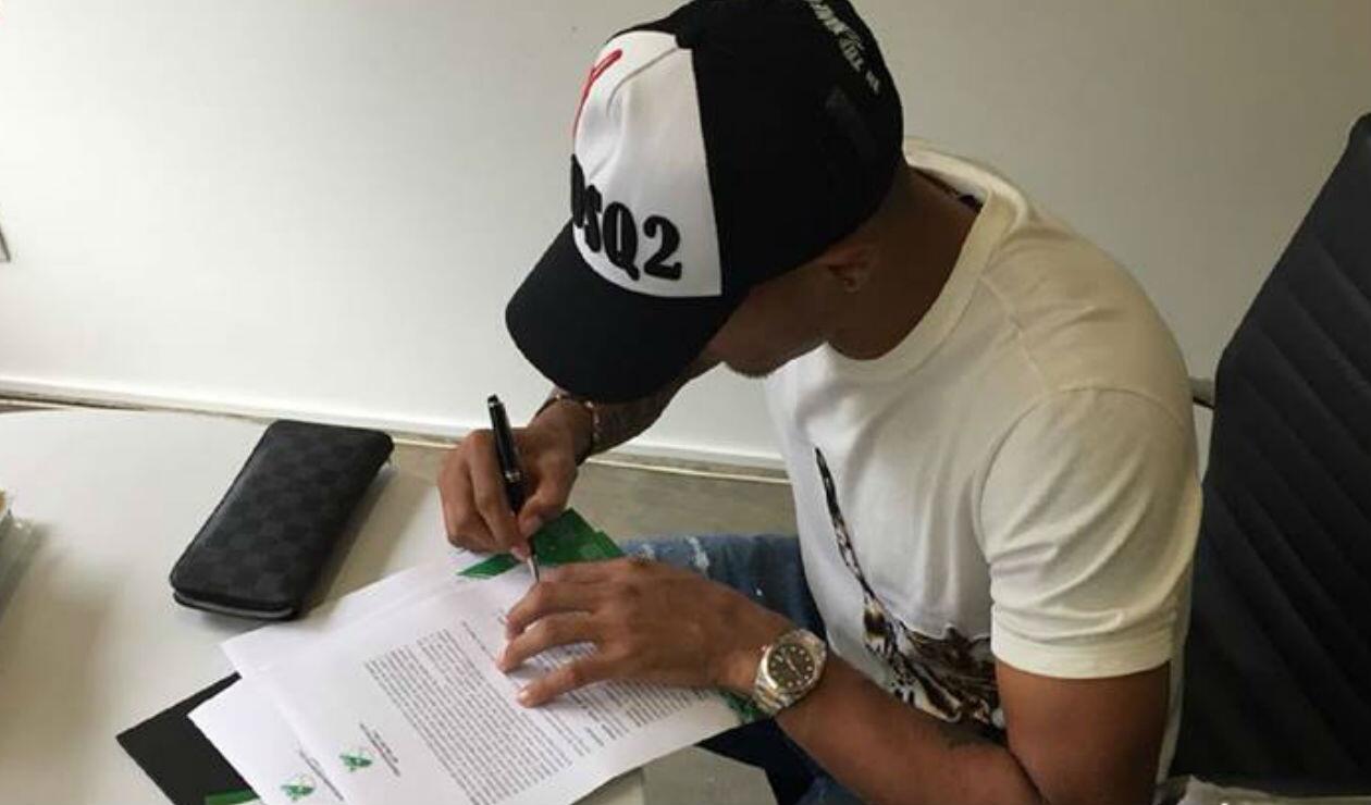 Macnelly Torres firmando su contrato con el Deportivo Cali