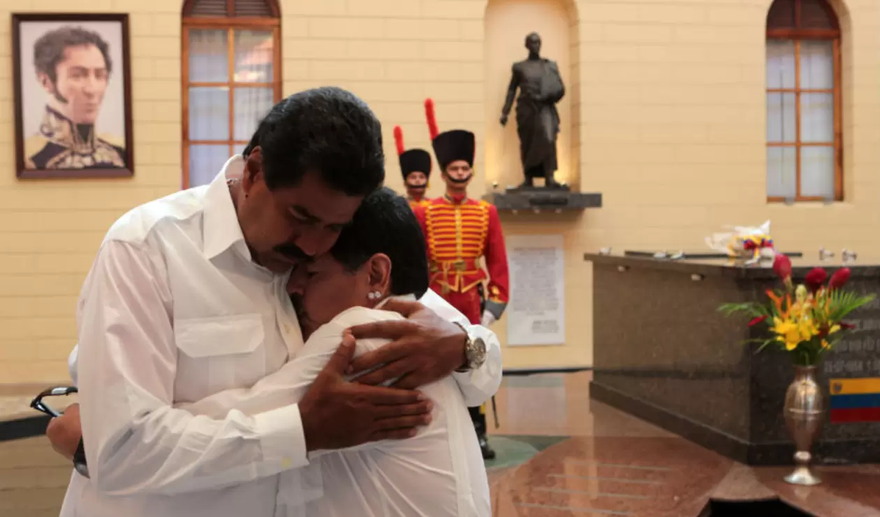 Nicolás Maduro y Diego Armando Maradona. 