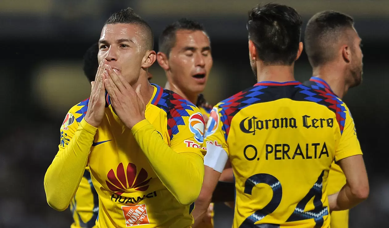 Mateus Uribe celebra con sus compañeros el gol marcado a Pumas en mayo de 2018