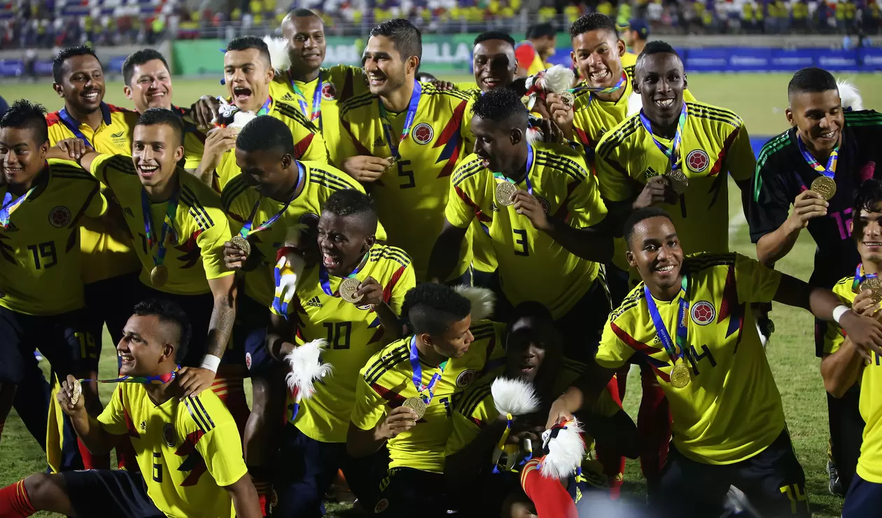 Jugadores de Colombia celebrando el oro en fútbol