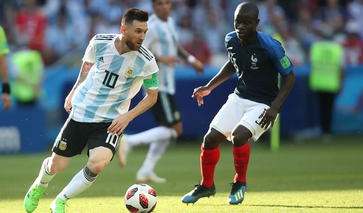 Lionel Messi compite la pelota contra N'Golo Kante en Rusia 2018