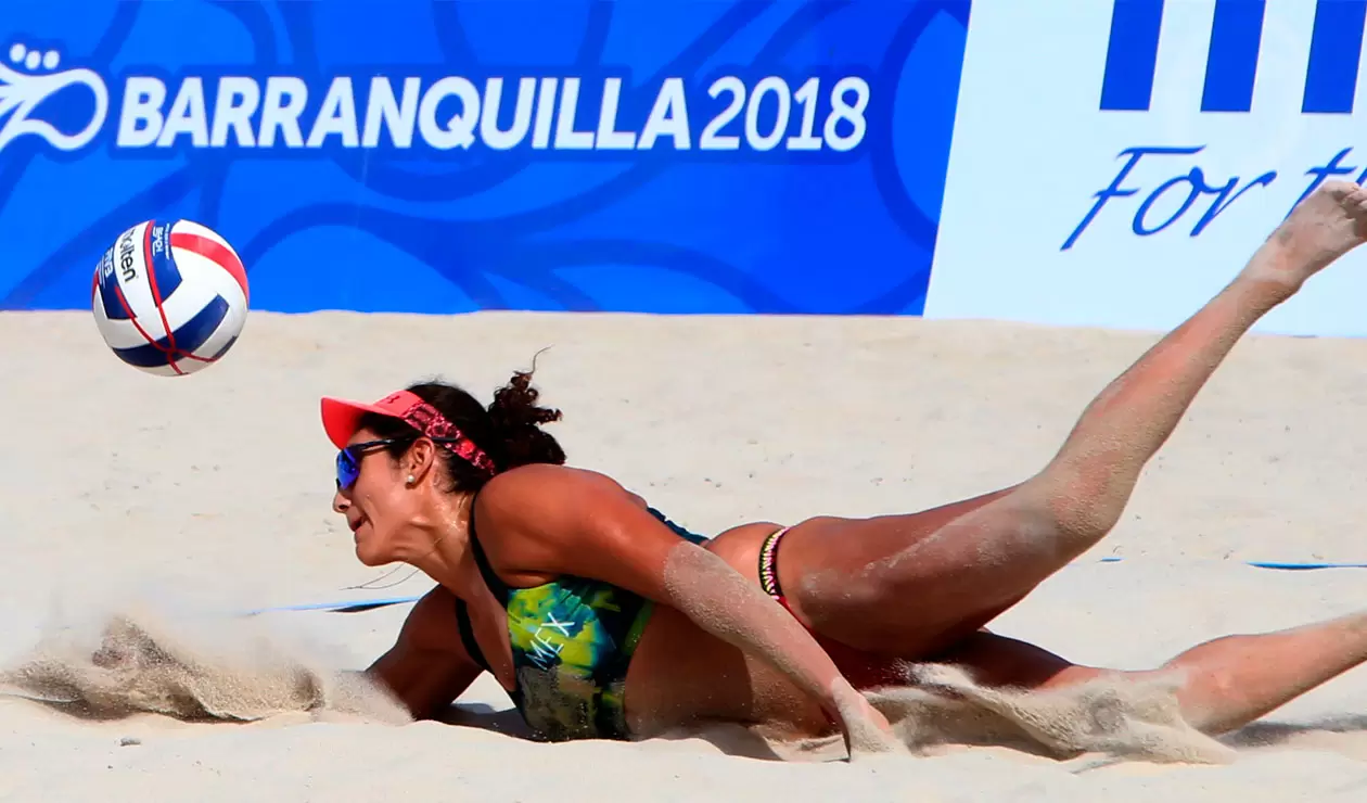 Una deportista mexicana en el Voleibol playa de los Juegos Centroamericanos y del Caribe Barranquilla 2018 