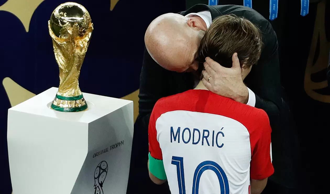 Luka Modric, consolado por Gianni Infantino, presidente de la FIFA