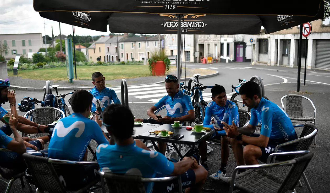 El Movistar Team descansando en Chemille-Melay (Francia), el 6 de julio de 2018