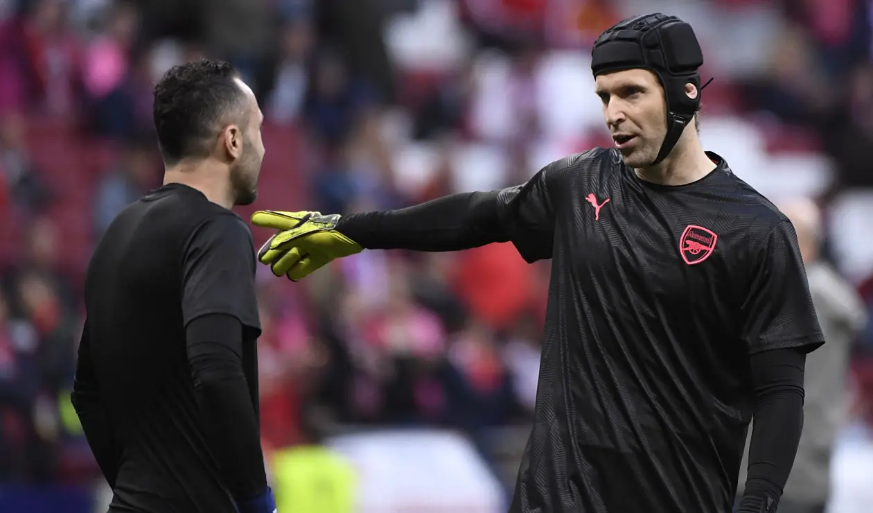 David Ospina y Petr Cech sostienen una conversación previo al choque Arsenal-Atlético de Madrid en semifinal de la Europa League
