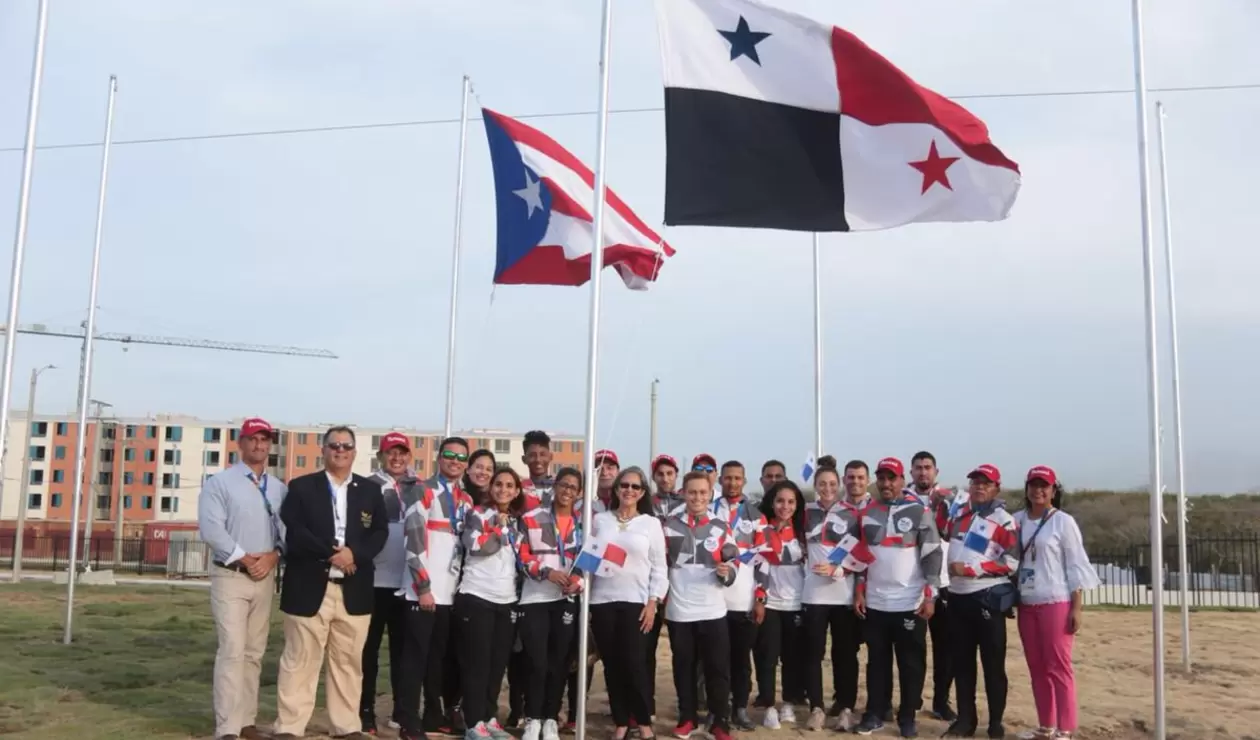 Delegación de Cuba izando la bandera