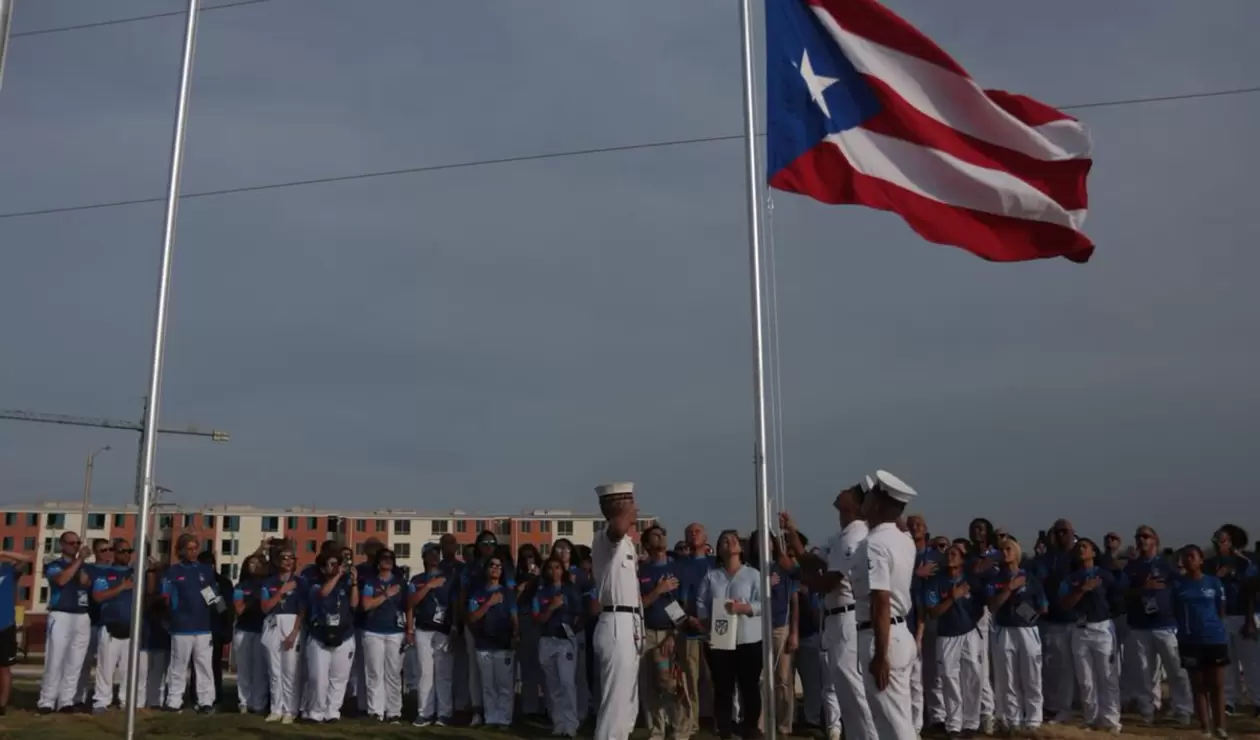 Bandera de Puerto Rico izada en la villa deportiva