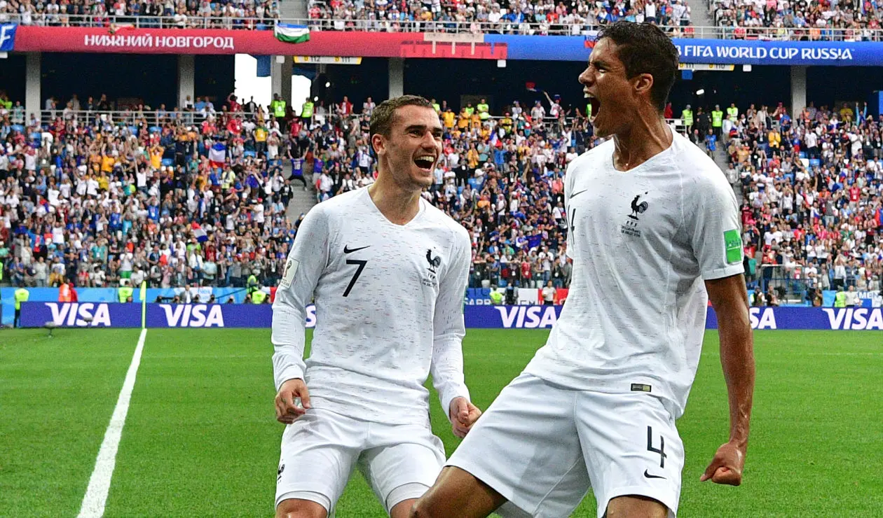 Raphael Varane celebra a rabiar su gol en frente de Antoine Griezmann